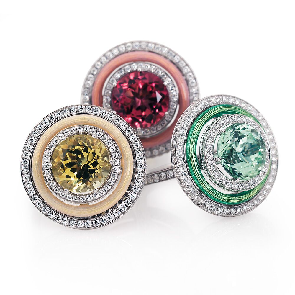 Diamant-besetzter Gold-Ring mit opalweiß emailliertem Guilloche und rosa Turmalin