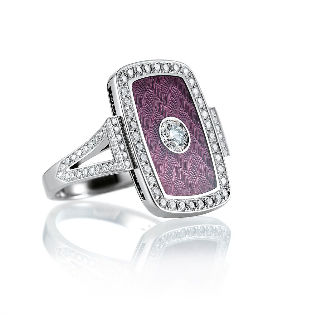 gravierter Gold-Ring mit Diamanten und rosafarbenem Emaille