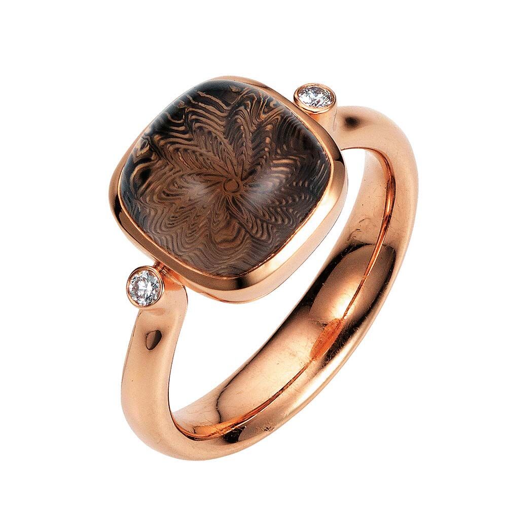 Gold Ring mit braunem Edelstein auf guillochierter Fläche und Diamanten
