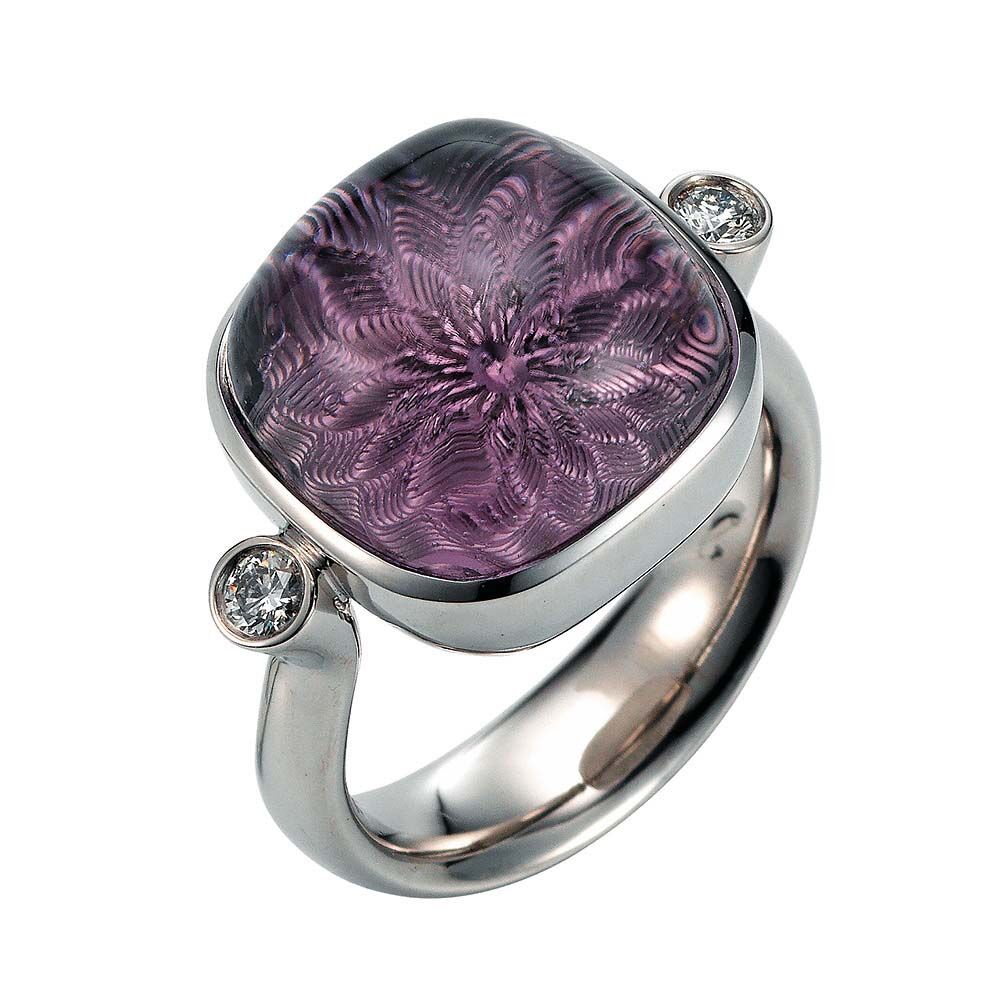 Gold Ring mit lila Edelstein Amethyst auf guillochierter Fläche mit Diamanten