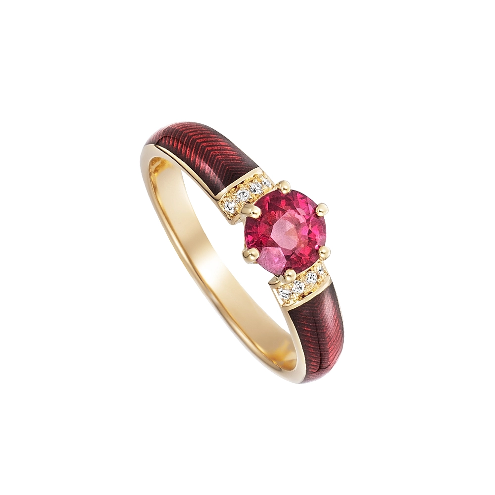 Goldener Ring mit einem roten Mittelstein und zwei Reihen kleiner Diamanten daneben. Die Ringschultern sind dunkelrot gefärbt.