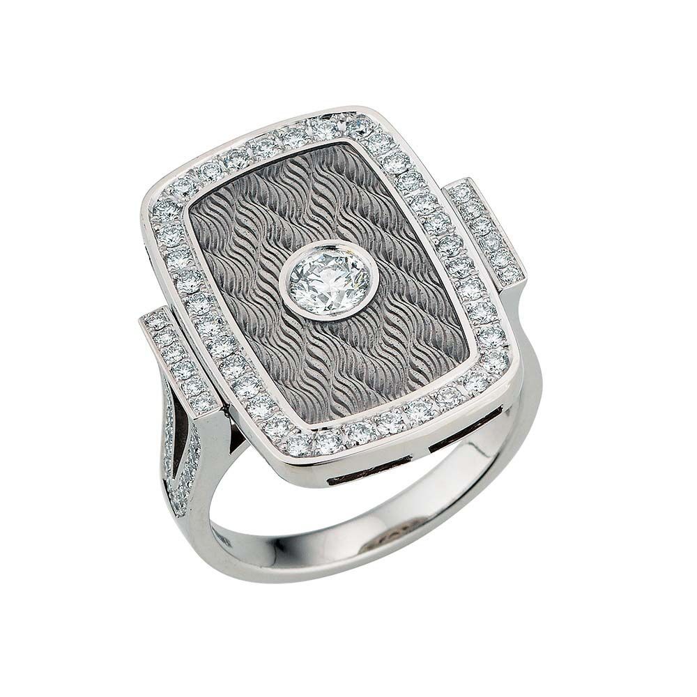 Diamant-besetzter Gold-Ring mit silberfarben emailliertem Guilloche