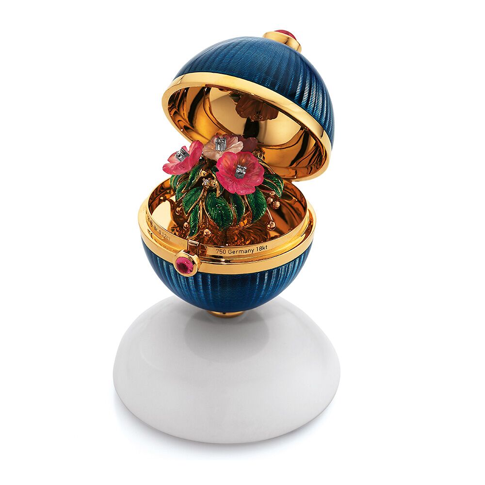 Goldenes Objekt zum öffnen mit mittelblau emailliertem Guilloche, Diamanten, Rosa Turmalinen, Cocolongfuß und Überaschung im Inneren.