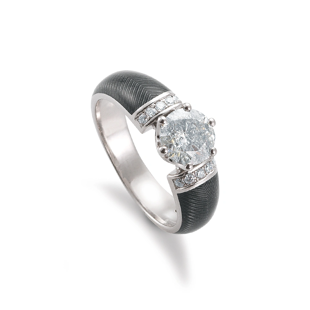 Golden ring with a white centre stone and two rows of small diamonds next to it. The ring shoulders are coloured grey.