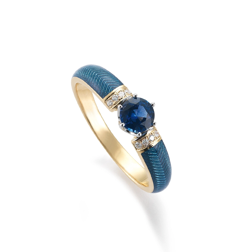 Goldener Ring mit einem blauen Mittelstein und zwei Reihen kleiner Diamanten daneben. Die Ringschultern sind hellblau gefärbt.