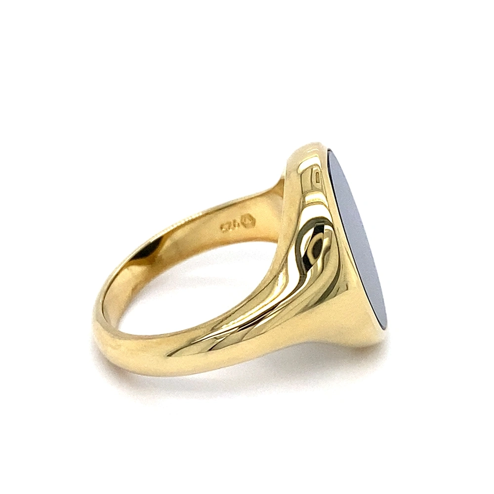 Siegelring aus Gelbgold mit ovalem und blauem Edelstein