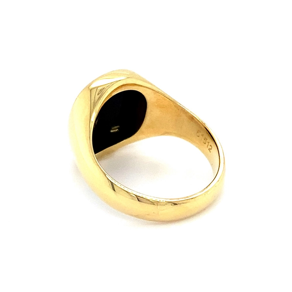 Signet ring yellow gold and a rectangluar blue gemstone on top