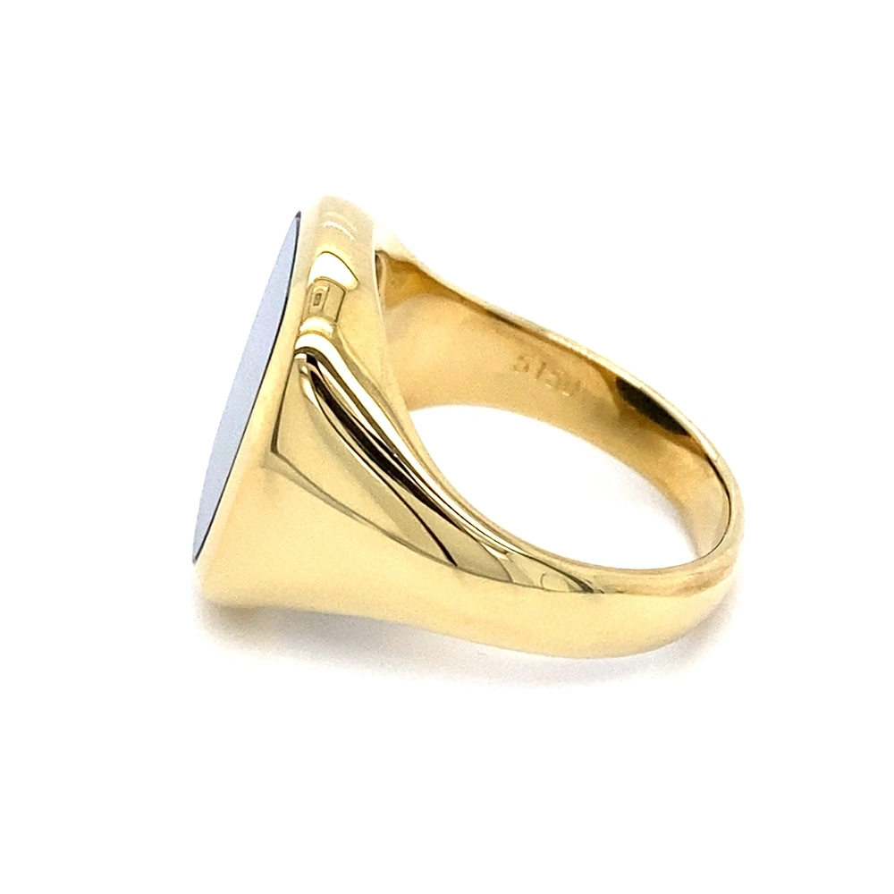 Signet ring yellow gold and a rectangular blue gemstone on top