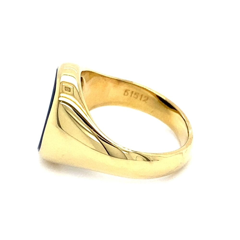 Signet ring yellow gold and a rectangluar blue gemstone on top