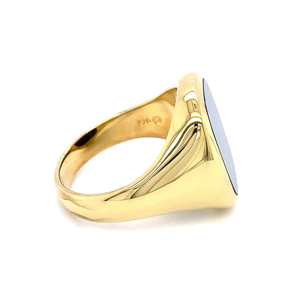 Signet ring yellow gold and a rectangular blue gemstone on top