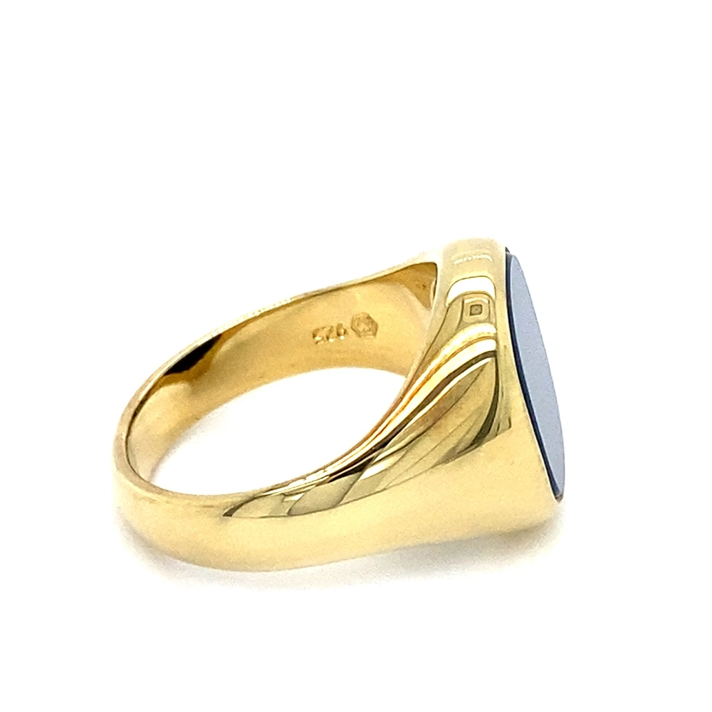 Signet ring yellow gold and a rectangluar blue gemstone on top