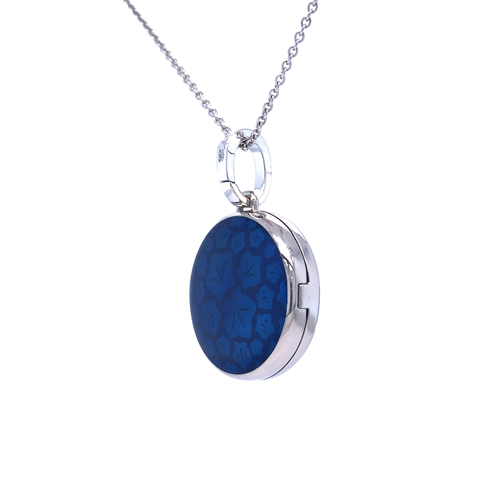 Medaillon aus Weißgold blau gefärbt und verziert mit Brillanten