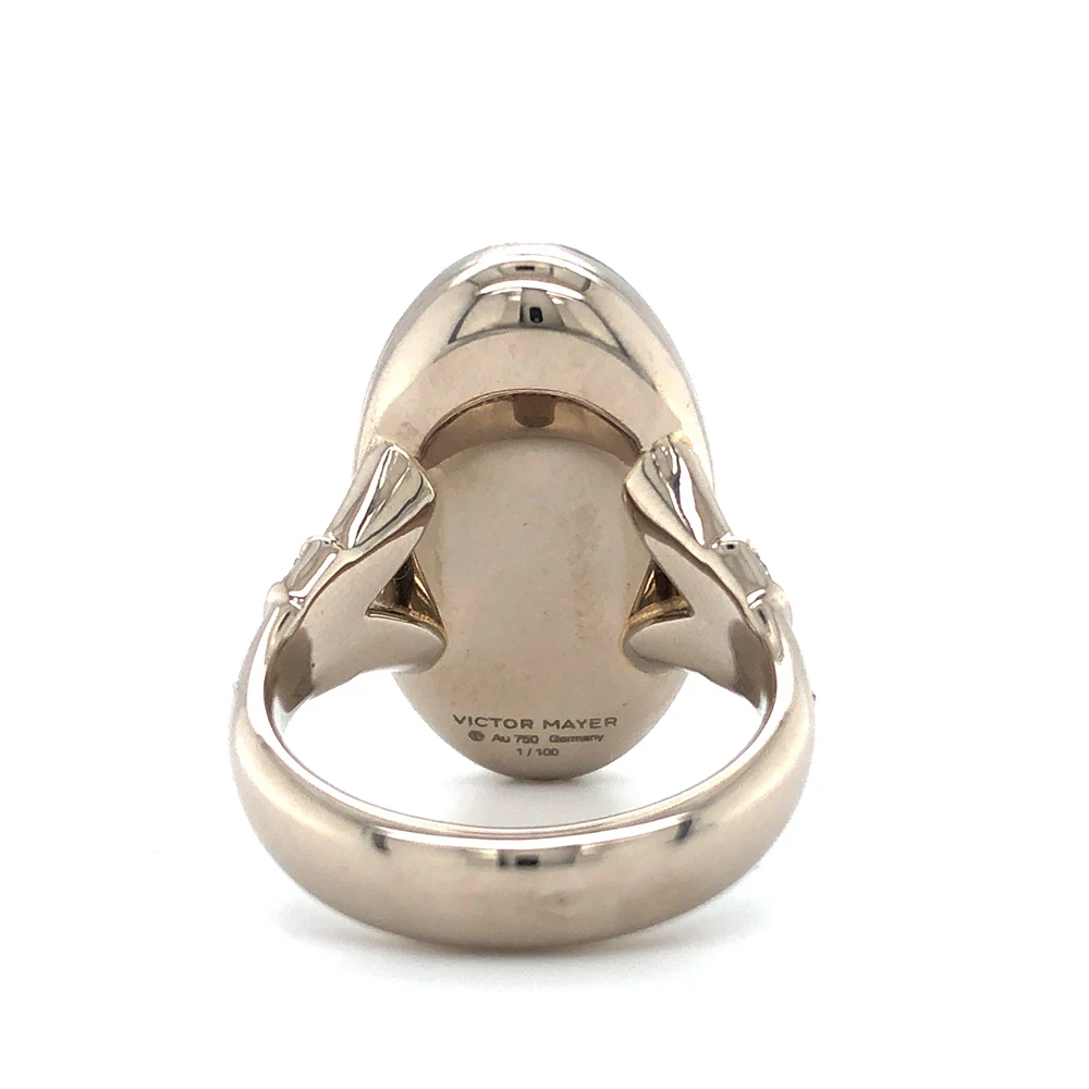 Ovaler Ring aus Weißgold mit grauer Farbe verziert mit Brillanten