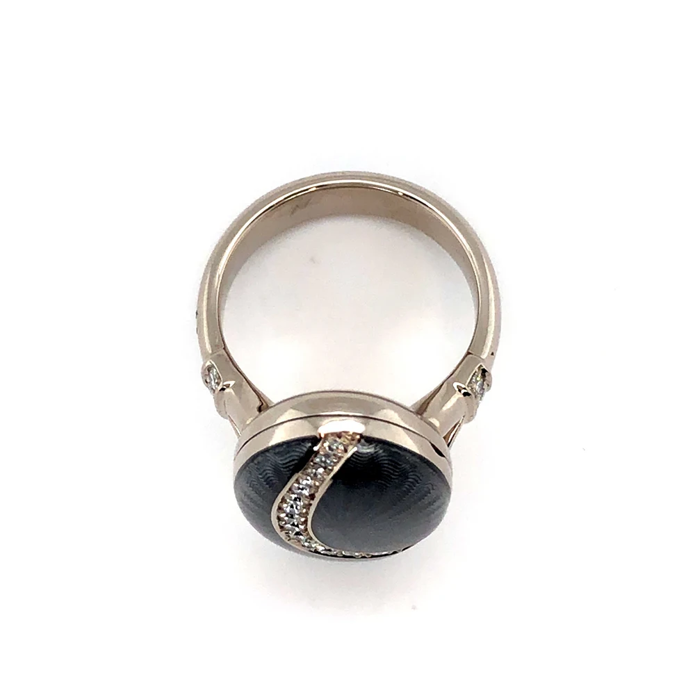 Ovaler Ring aus Weißgold mit grauer Farbe verziert mit Brillanten