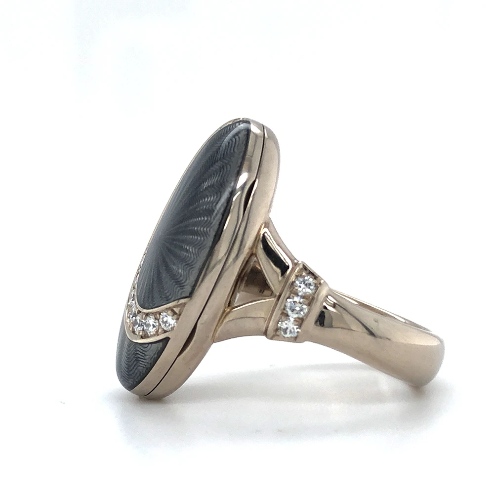 Ovaler Ring aus Weißgold mit grauer Farbe verziert mit Brillanten