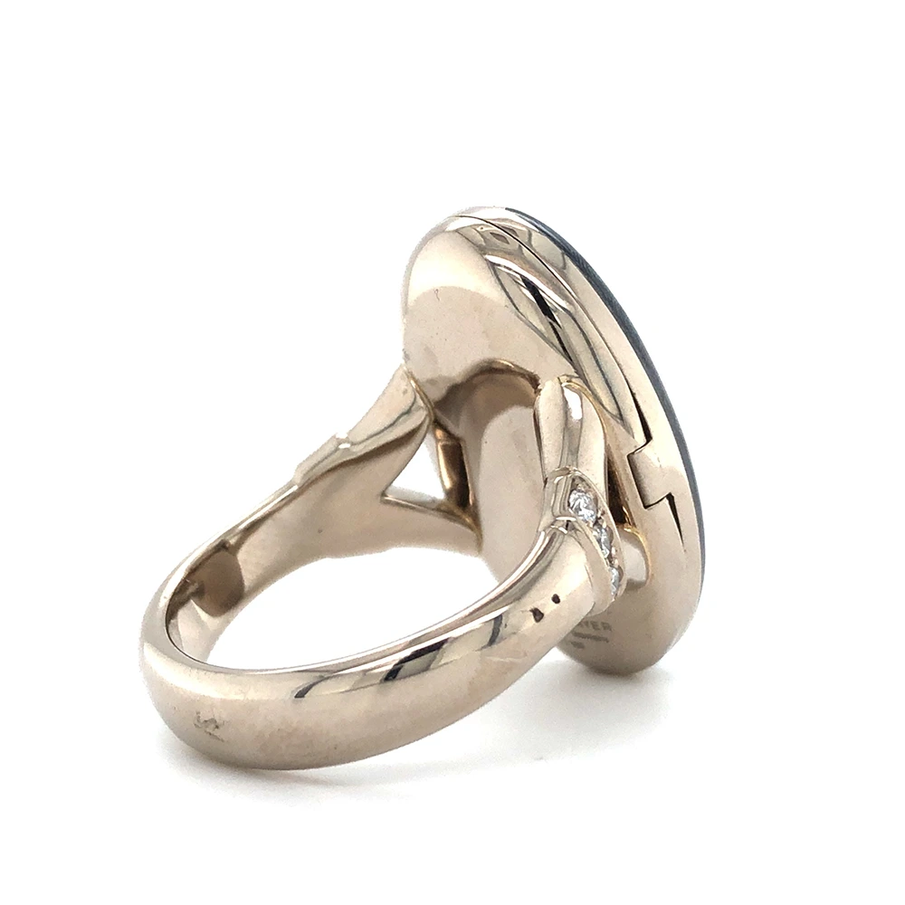Ovaler Ring aus Weißgold mit grauer Farbe verziert mit Brillanten