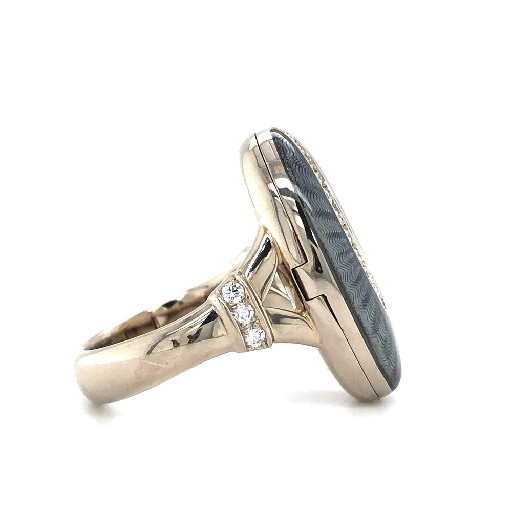 Ovaler Ring aus Weißgold mit grauer Farbe verziert mit Brillanten