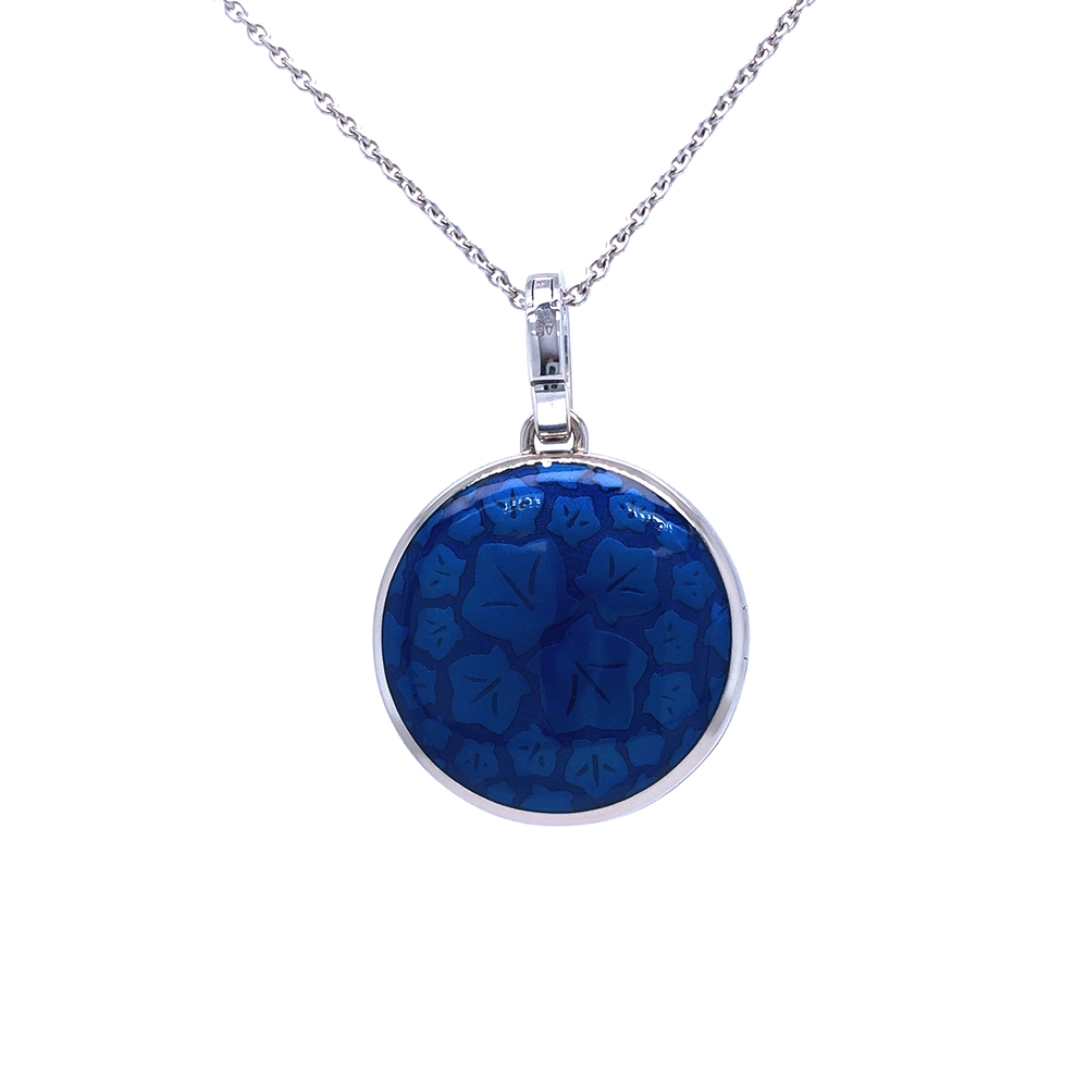 Medaillon aus Weißgold blau gefärbt und verziert mit Brillanten