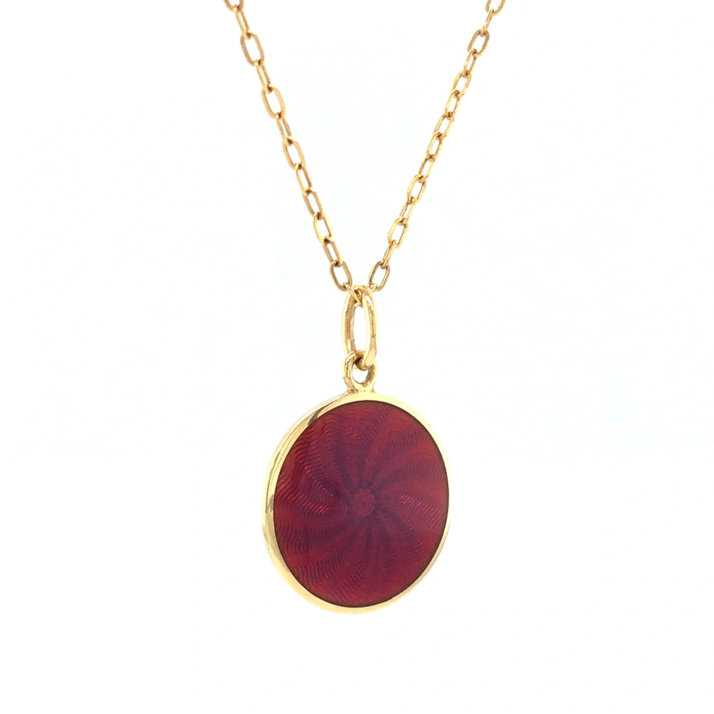 Kleiner runder Anhänger aus Gelbgold, etwa so groß wie eine kleine Münze. Die Vorderseite schimmert in opalisierendem Himbeer, das im Licht wie ein Opal die Farben changieren lässt. Ein feines Wellenmuster wird unter der Emaille sichtbar.