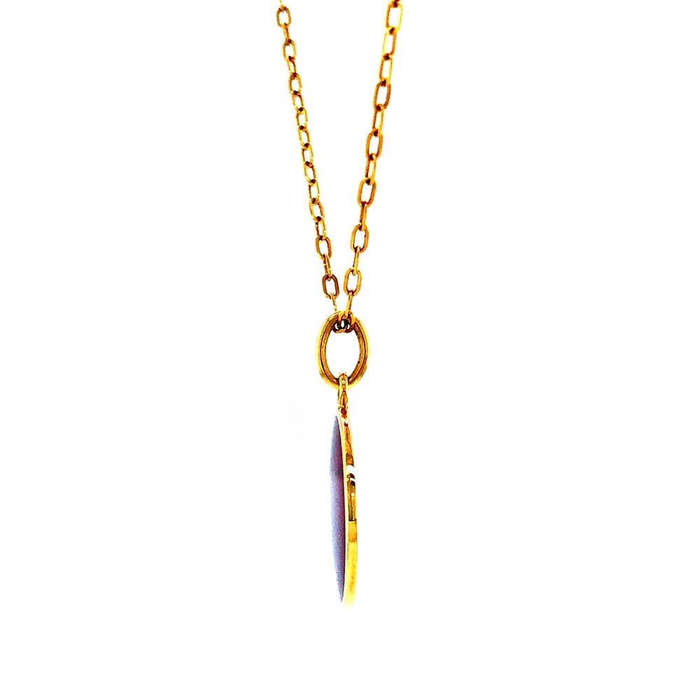 Kleiner runder Anhänger aus Gelbgold, etwa so groß wie eine kleine Münze. Die Vorderseite schimmert in opalisierendem Himbeer, das im Licht wie ein Opal die Farben changieren lässt. Ein feines Wellenmuster wird unter der Emaille sichtbar.