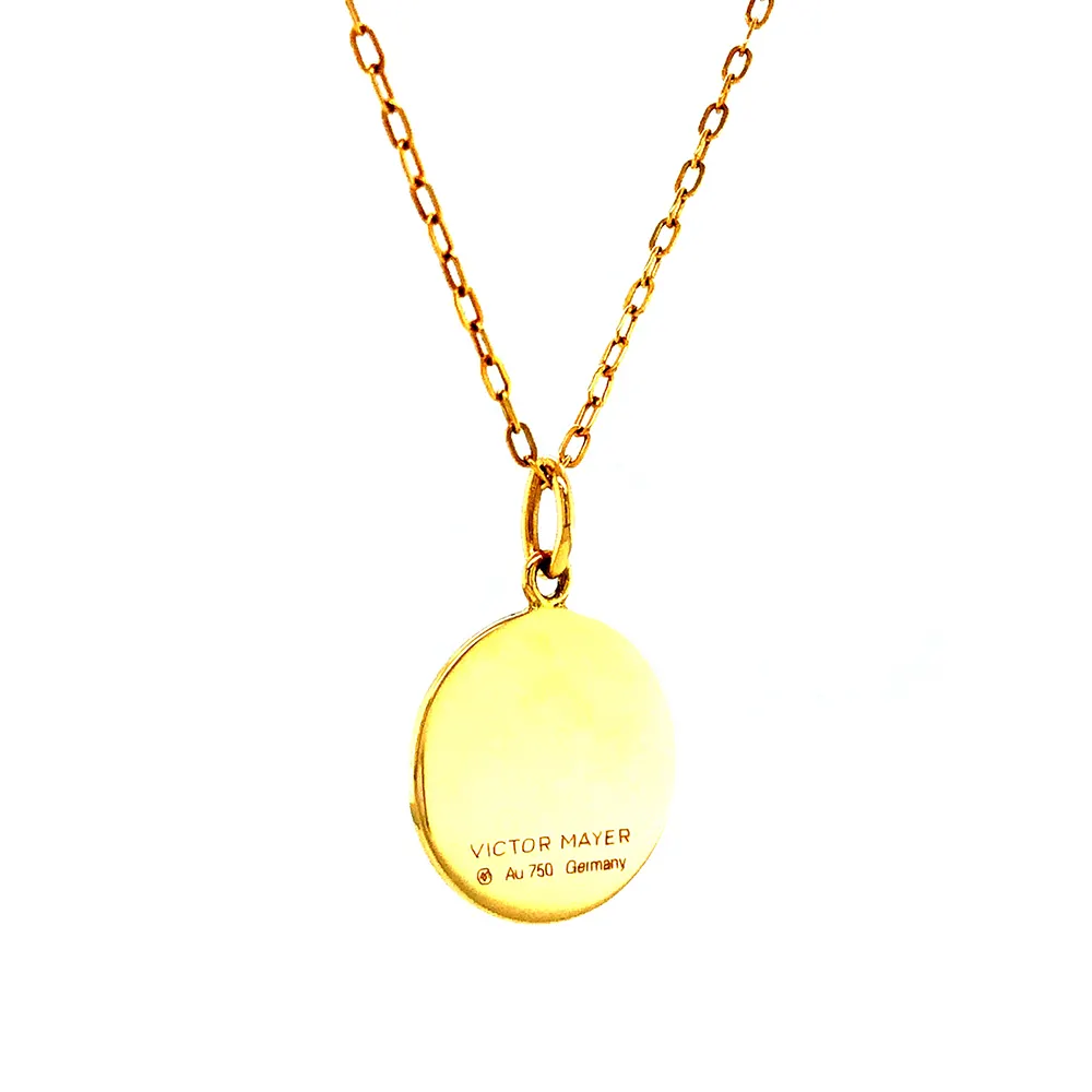 Kleiner runder Anhänger aus Gelbgold, etwa so groß wie eine kleine Münze. Die Vorderseite schimmert in opalisierendem Himbeer, das im Licht wie ein Opal die Farben changieren lässt. Ein feines Wellenmuster wird unter der Emaille sichtbar.