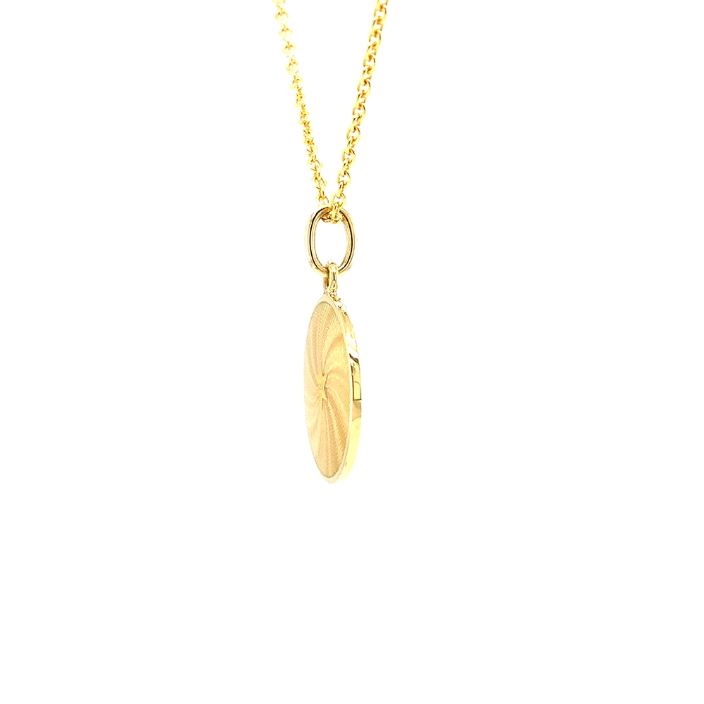 Kleiner runder Anhänger aus Gelbgold, etwa so groß wie eine kleine Münze. Die Vorderseite schimmert in transluzider goldgelber Emaille mit feinem Wellenmuster. In der Mitte liegt ein winziges sechseckiges Goldplättchen in Sternform mit mikroskopisch feinen Reliefdetails.
