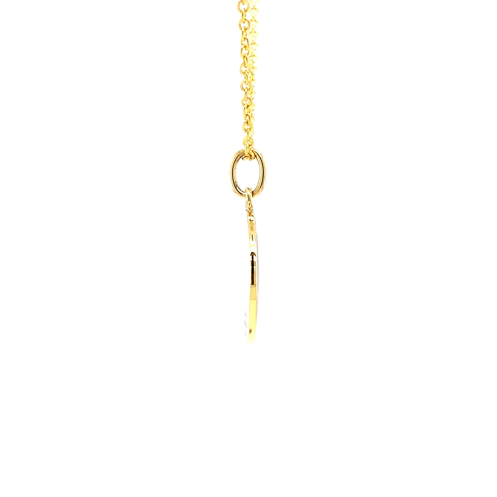 Kleiner runder Anhänger aus Gelbgold, etwa so groß wie eine kleine Münze. Die Vorderseite schimmert in transluzider goldgelber Emaille mit feinem Wellenmuster. In der Mitte liegt ein winziges sechseckiges Goldplättchen in Sternform mit mikroskopisch feinen Reliefdetails.