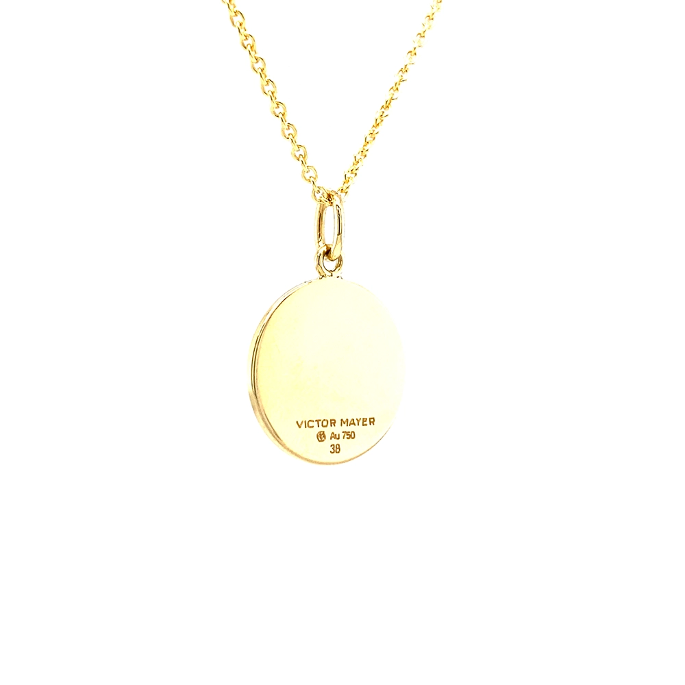 Kleiner runder Anhänger aus Gelbgold, etwa so groß wie eine kleine Münze. Die Vorderseite schimmert in transluzider goldgelber Emaille mit feinem Wellenmuster. In der Mitte liegt ein winziges sechseckiges Goldplättchen in Sternform mit mikroskopisch feinen Reliefdetails.