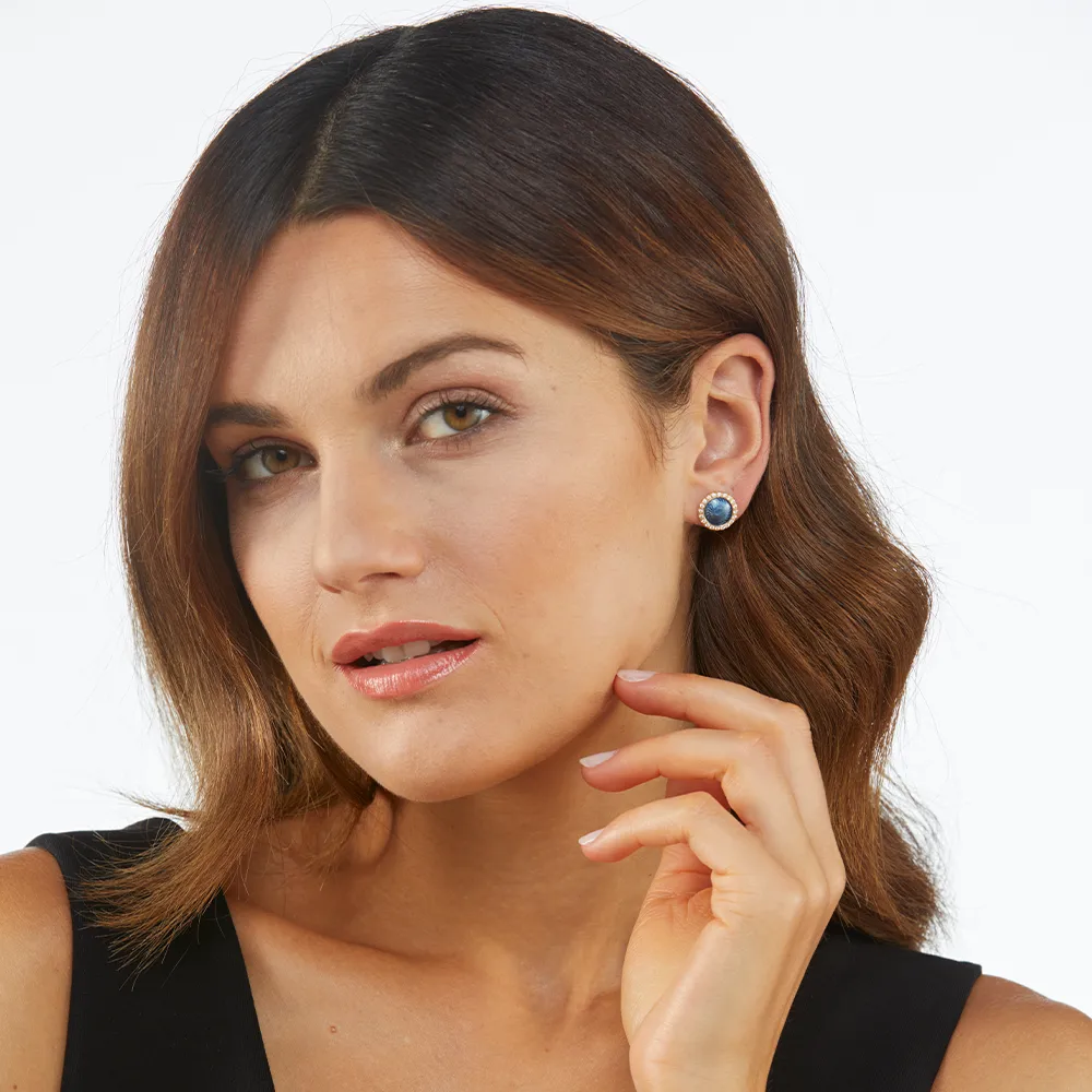 Bouton-Ohrschmuck Candy aus Weißgold mit rundem, leicht gewölbtem Mittelteil, petrolblauer Emaille im Windmühlenmuster und 40 Brillanten, Durchmesser 12,2 mm.