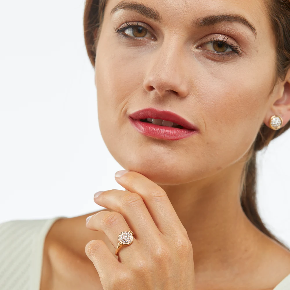 Schmuckset Candy mit runden Ohrsteckern und Ring in Roségold mit Diamantpavé, Diamanten im Brillantschliff, umrandet von einer abgerundeten Kante.
