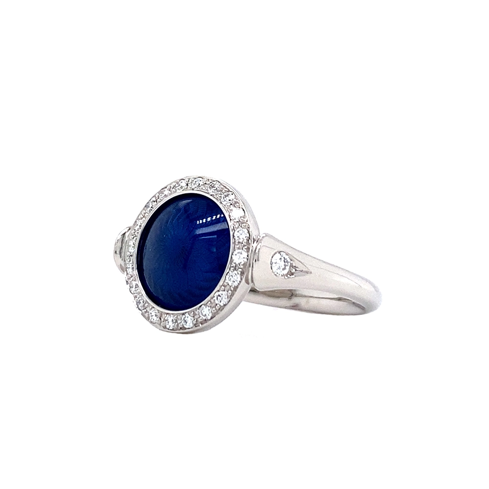 Ring Candy aus Weißgold mit rundem, leicht gewölbtem Kopf, petrolblauer Emaille im Windmühlenmuster und 22 Brillanten, Durchmesser 12,2 mm.