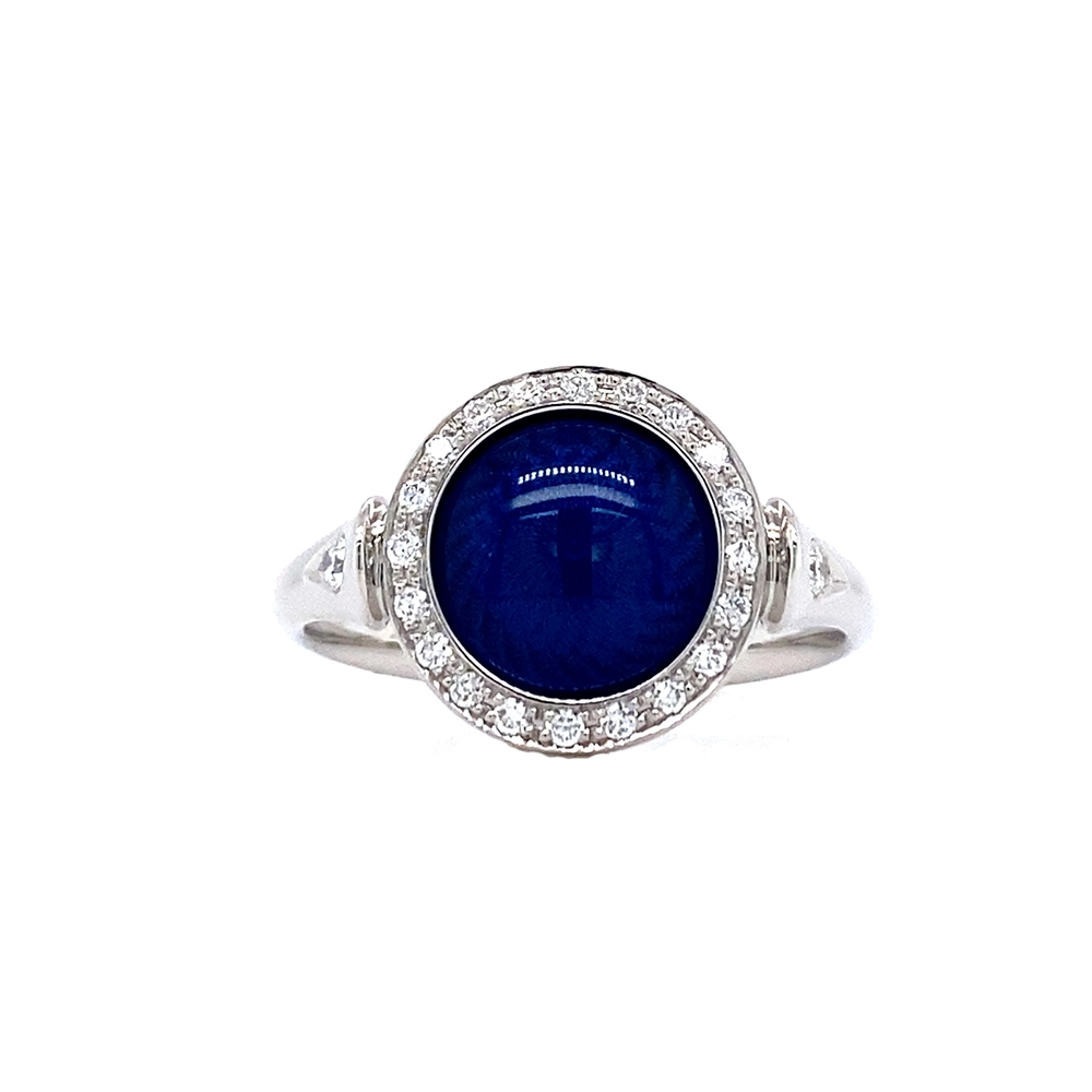 Ring Candy aus Weißgold mit rundem, leicht gewölbtem Kopf, petrolblauer Emaille im Windmühlenmuster und 22 Brillanten, Durchmesser 12,2 mm.