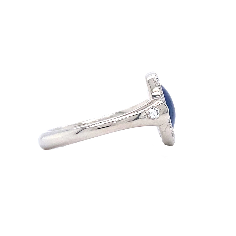 Ring Candy aus Weißgold mit rundem, leicht gewölbtem Kopf, petrolblauer Emaille im Windmühlenmuster und 22 Brillanten, Durchmesser 12,2 mm.