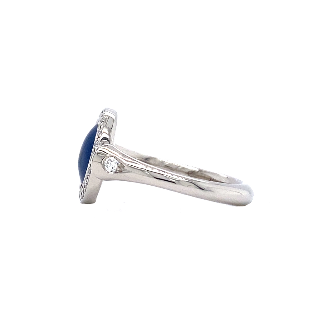 Ring Candy aus Weißgold mit rundem, leicht gewölbtem Kopf, petrolblauer Emaille im Windmühlenmuster und 22 Brillanten, Durchmesser 12,2 mm.
