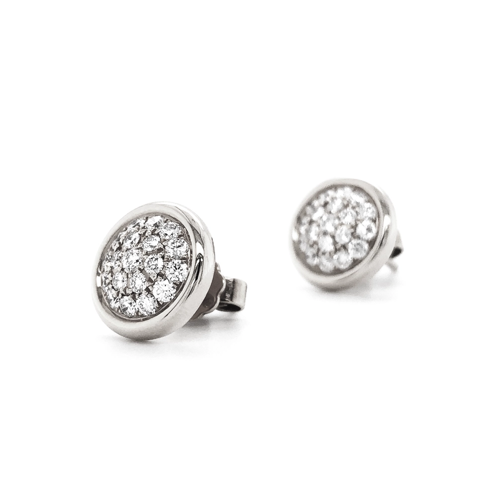 Round Candy ear stud in white gold with diamond pavé of 38 brilliant-cut diamonds, encircled by a rounded edge, 11.6 mm diameter.