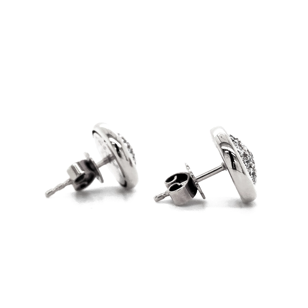 Round Candy ear stud in white gold with diamond pavé of 38 brilliant-cut diamonds, encircled by a rounded edge, 11.6 mm diameter.
