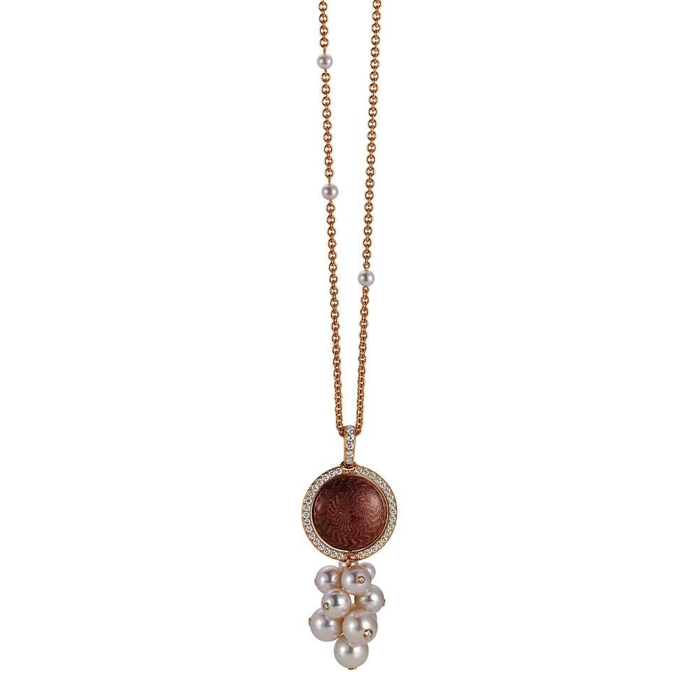 Drehanhänger Candy aus Roségold mit runder, leicht gewölbter Fläche in Rosa und Purpur Emaille über Windmühlen-Guilloché, eingefasst von 48 Brillanten und verziert mit 9 beweglich arrangierten Akoya-Zuchtperlen.