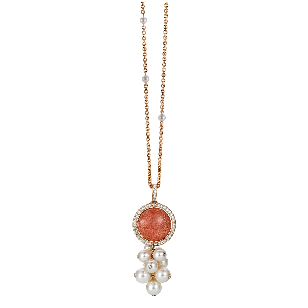 Drehanhänger Candy aus Roségold mit runder, leicht gewölbter Fläche in Rosa und Purpur Emaille über Windmühlen-Guilloché, eingefasst von 48 Brillanten und verziert mit 9 beweglich arrangierten Akoya-Zuchtperlen.