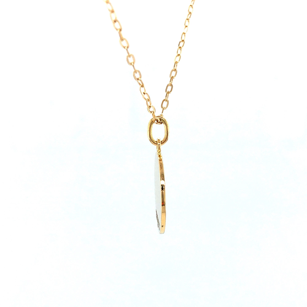 Kleiner runder Anhänger aus Gelbgold, etwa so groß wie eine kleine Münze. Die Vorderseite schimmert in transluzider auberginefarbener Emaille mit feinem Wellenmuster. In der Mitte liegt ein winziges sechseckiges Goldplättchen in Sternform mit mikroskopisch feinen Reliefdetails.