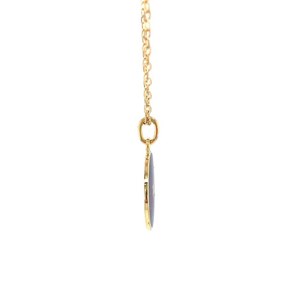 Kleiner runder Anhänger aus Gelbgold, etwa so groß wie eine kleine Münze. Die Vorderseite schimmert in transluzider auberginefarbener Emaille mit feinem Wellenmuster. In der Mitte liegt ein winziges sechseckiges Goldplättchen in Sternform mit mikroskopisch feinen Reliefdetails.