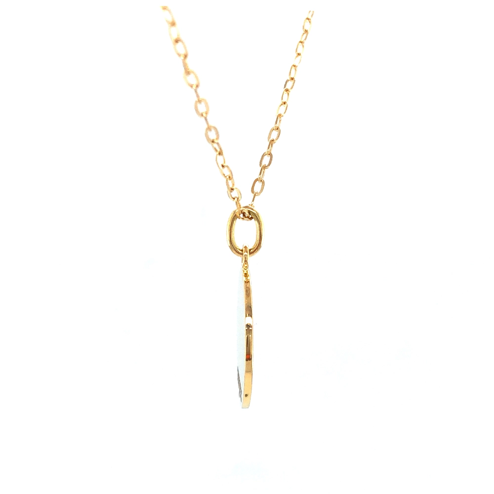 Kleiner runder Anhänger aus Gelbgold, etwa so groß wie eine kleine Münze. Die Vorderseite schimmert in transluzider smaragdgrüner Emaille mit feinem Wellenmuster. In der Mitte liegt ein winziges sechseckiges Goldplättchen in Sternform mit mikroskopisch feinen Reliefdetails.