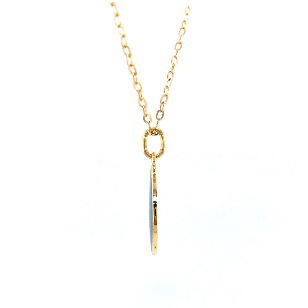 Kleiner runder Anhänger aus Gelbgold, etwa so groß wie eine kleine Münze. Die Vorderseite schimmert in transluzider smaragdgrüner Emaille mit feinem Wellenmuster. In der Mitte liegt ein winziges sechseckiges Goldplättchen in Sternform mit mikroskopisch feinen Reliefdetails.