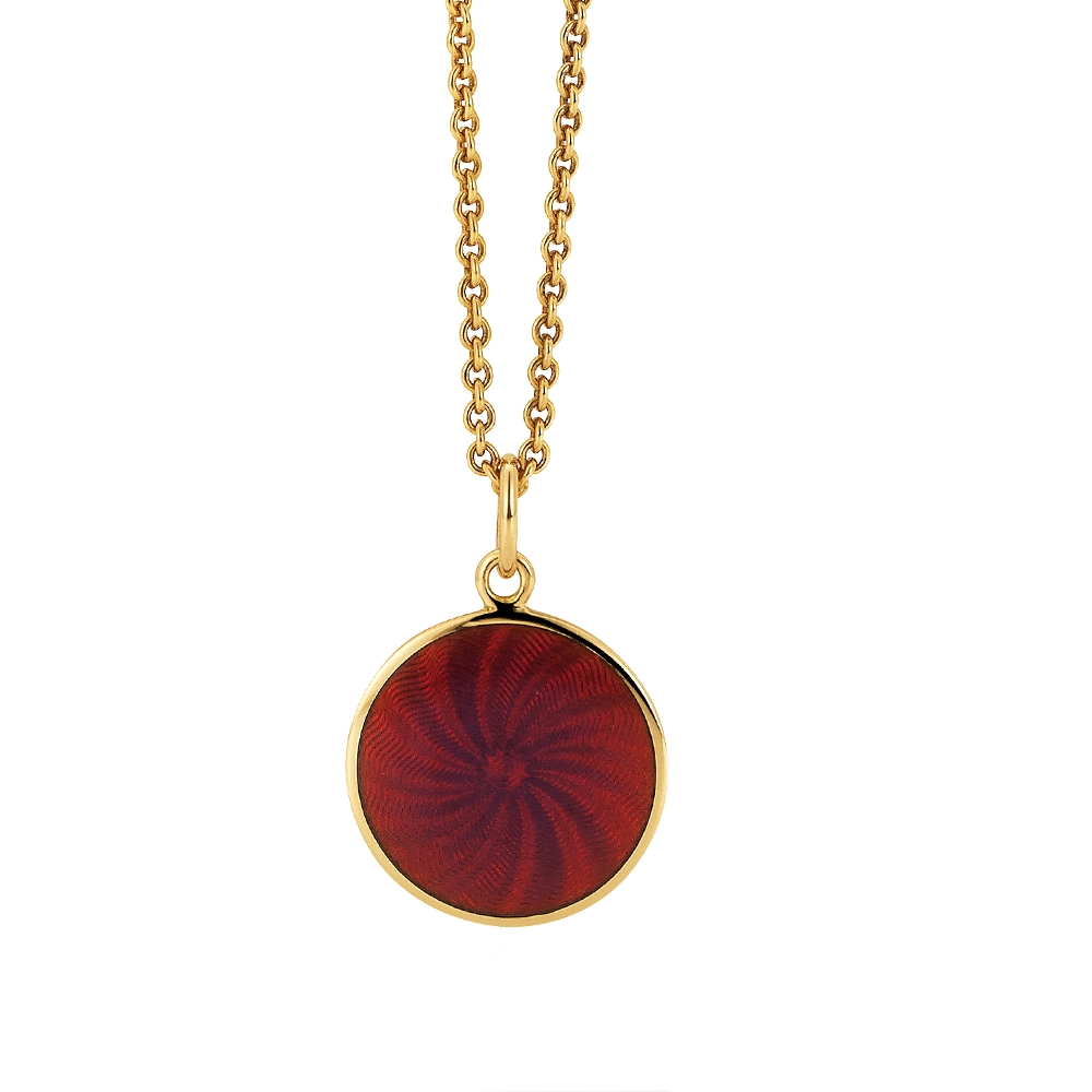 Kleiner runder Anhänger aus Gelbgold, etwa so groß wie eine kleine Münze. Die Vorderseite schimmert in opalisierendem Himbeer, das im Licht wie ein Opal die Farben changieren lässt. Ein feines Wellenmuster wird unter der Emaille sichtbar.