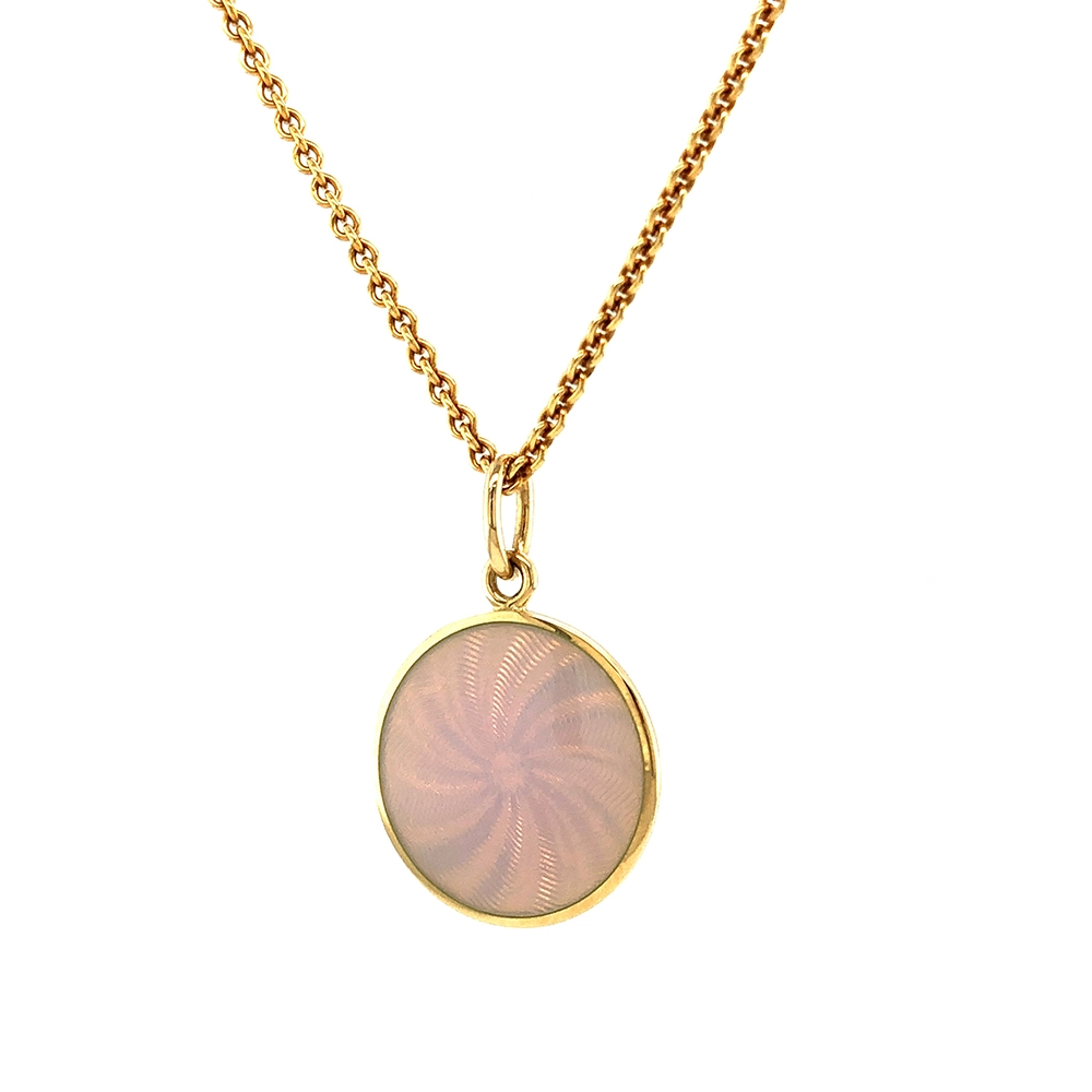 Kleiner runder Anhänger aus Gelbgold, etwa so groß wie eine kleine Münze. Die Vorderseite schimmert in opalisierendem Weiß, das im Licht wie ein Opal die Farben changieren lässt. Ein feines Wellenmuster wird unter der Emaille sichtbar.