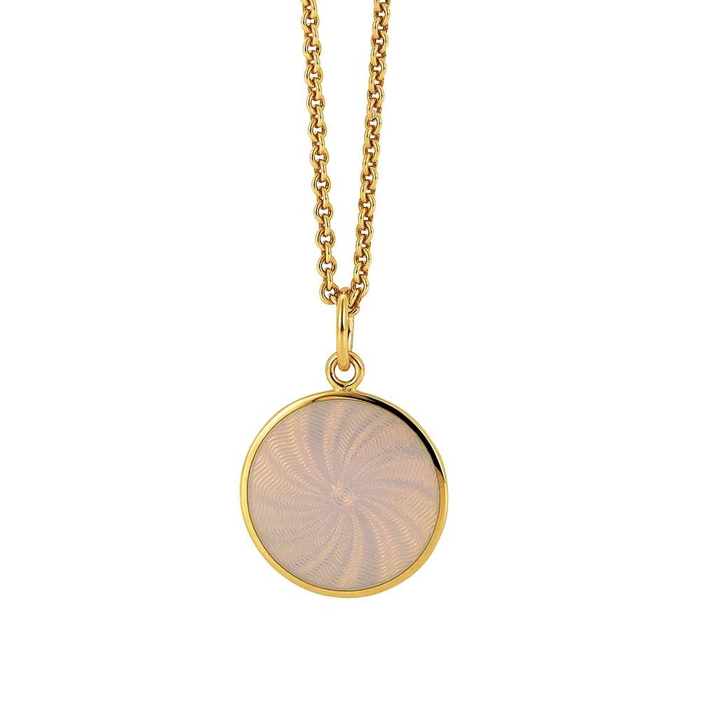 Kleiner runder Anhänger aus Gelbgold, etwa so groß wie eine kleine Münze. Die Vorderseite schimmert in opalisierendem Weiß, das im Licht wie ein Opal die Farben changieren lässt. Ein feines Wellenmuster wird unter der Emaille sichtbar.