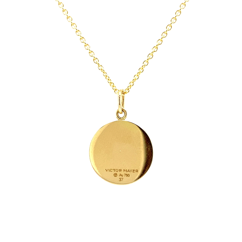 Kleiner runder Anhänger aus Gelbgold, etwa so groß wie eine kleine Münze. Die Vorderseite schimmert in transluzider türkisfarbener Emaille mit feinem Wellenmuster. In der Mitte liegt ein winziges sechseckiges Goldplättchen in Sternform mit mikroskopisch feinen Reliefdetails.