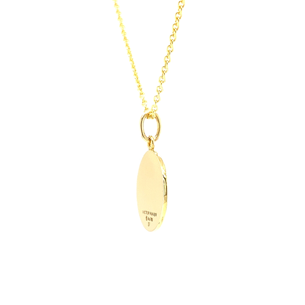 Kleiner runder Anhänger aus Gelbgold, etwa so groß wie eine kleine Münze. Die Vorderseite schimmert in transluzider türkisfarbener Emaille mit feinem Wellenmuster. In der Mitte liegt ein winziges sechseckiges Goldplättchen in Sternform mit mikroskopisch feinen Reliefdetails.