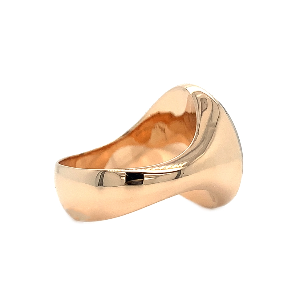 Eleganter runder Ring aus Roségold mit transluzider smaragdgrüner Emaille und feinem Wellenmuster. Das Inlay ist von 25 funkelnden Brillanten eingefasst. Die Ringschiene ist unterhalb des Ringkopfes tailliert und auf der Unterseite verbreitert, was Komfort und eine markante Form verleiht.