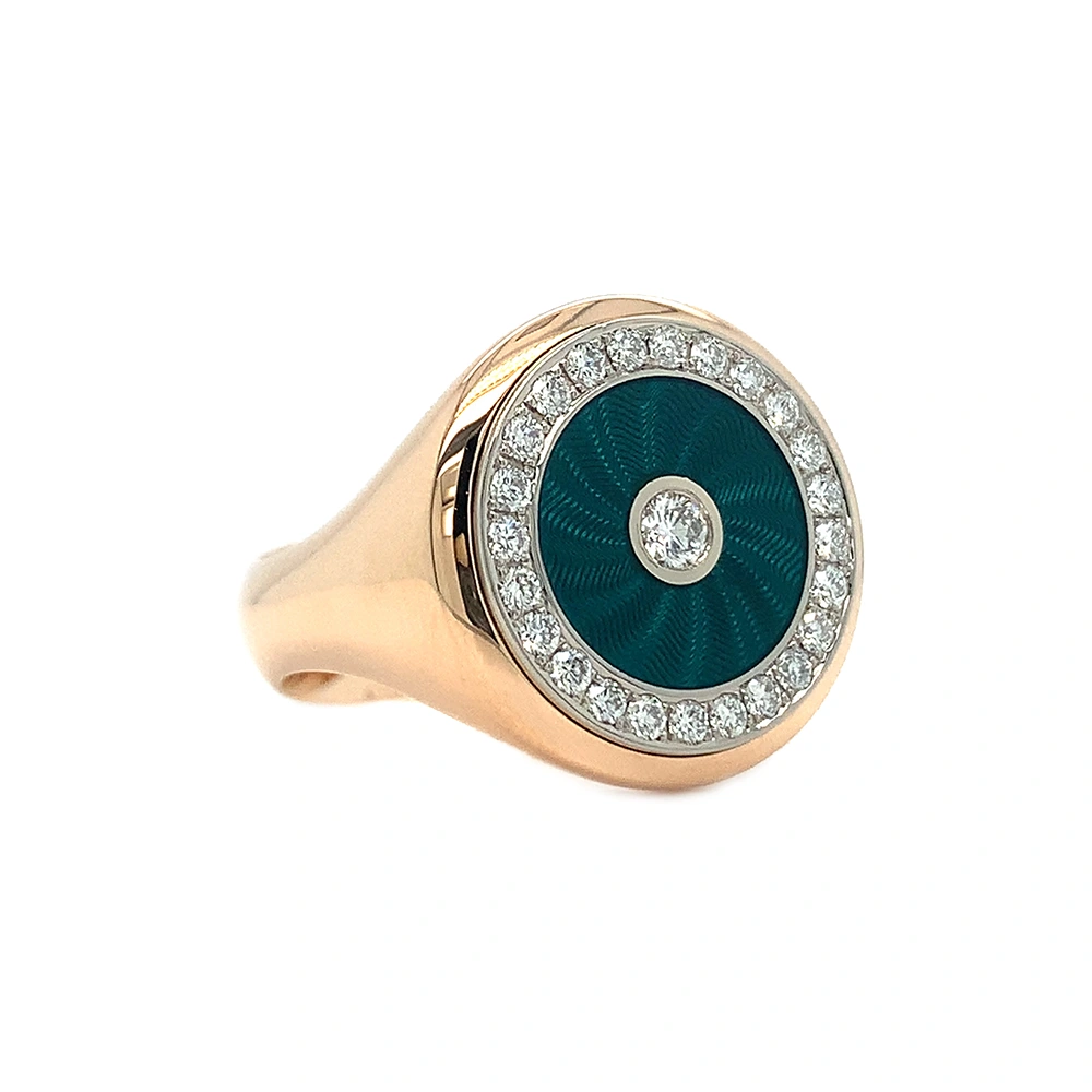 Eleganter runder Ring aus Roségold mit transluzider smaragdgrüner Emaille und feinem Wellenmuster. Das Inlay ist von 25 funkelnden Brillanten eingefasst. Die Ringschiene ist unterhalb des Ringkopfes tailliert und auf der Unterseite verbreitert, was Komfort und eine markante Form verleiht.