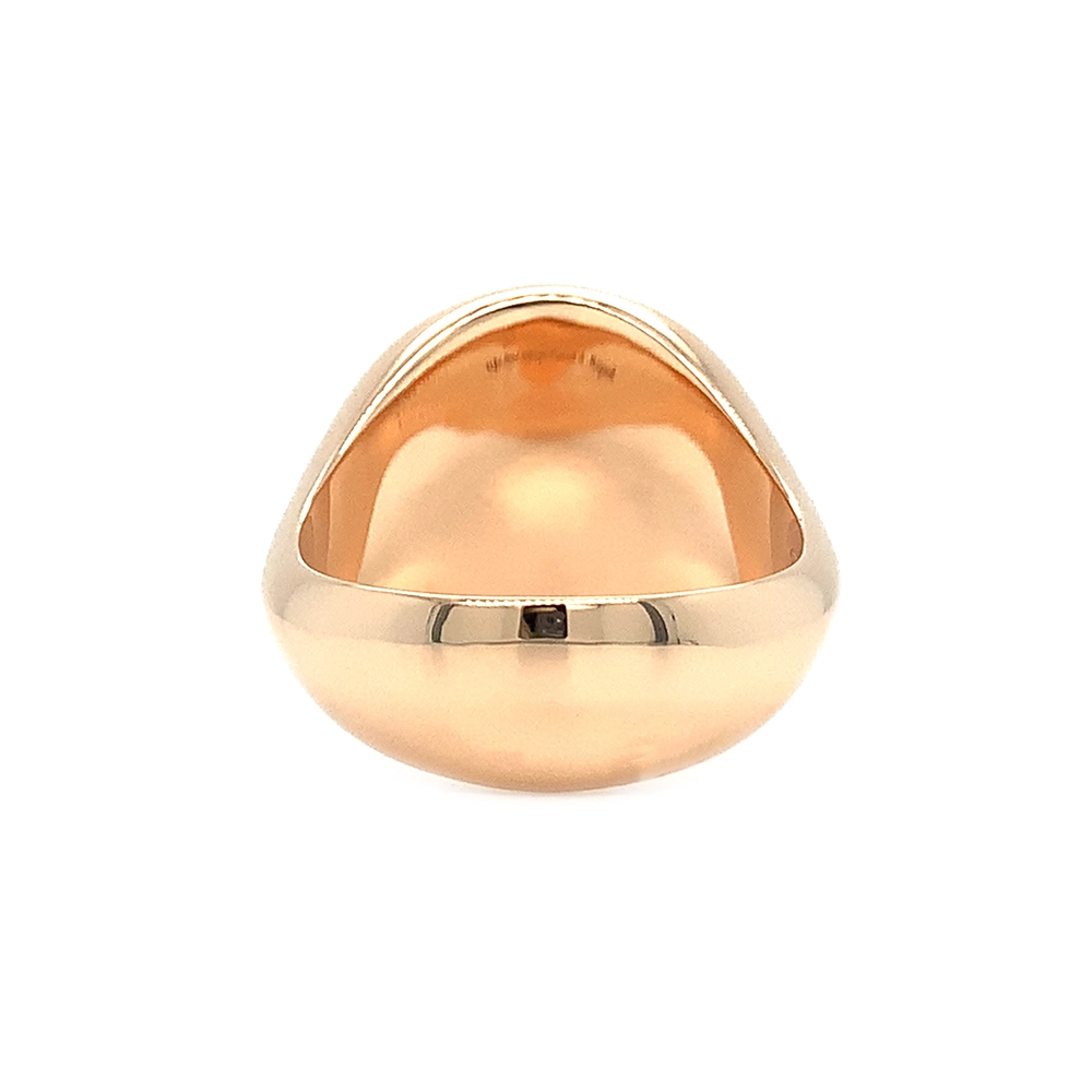 Eleganter runder Ring aus Roségold mit transluzider smaragdgrüner Emaille und feinem Wellenmuster. Das Inlay ist von 25 funkelnden Brillanten eingefasst. Die Ringschiene ist unterhalb des Ringkopfes tailliert und auf der Unterseite verbreitert, was Komfort und eine markante Form verleiht.